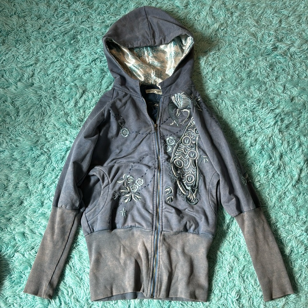 Blue sweatshirt with peacock and flower stitching